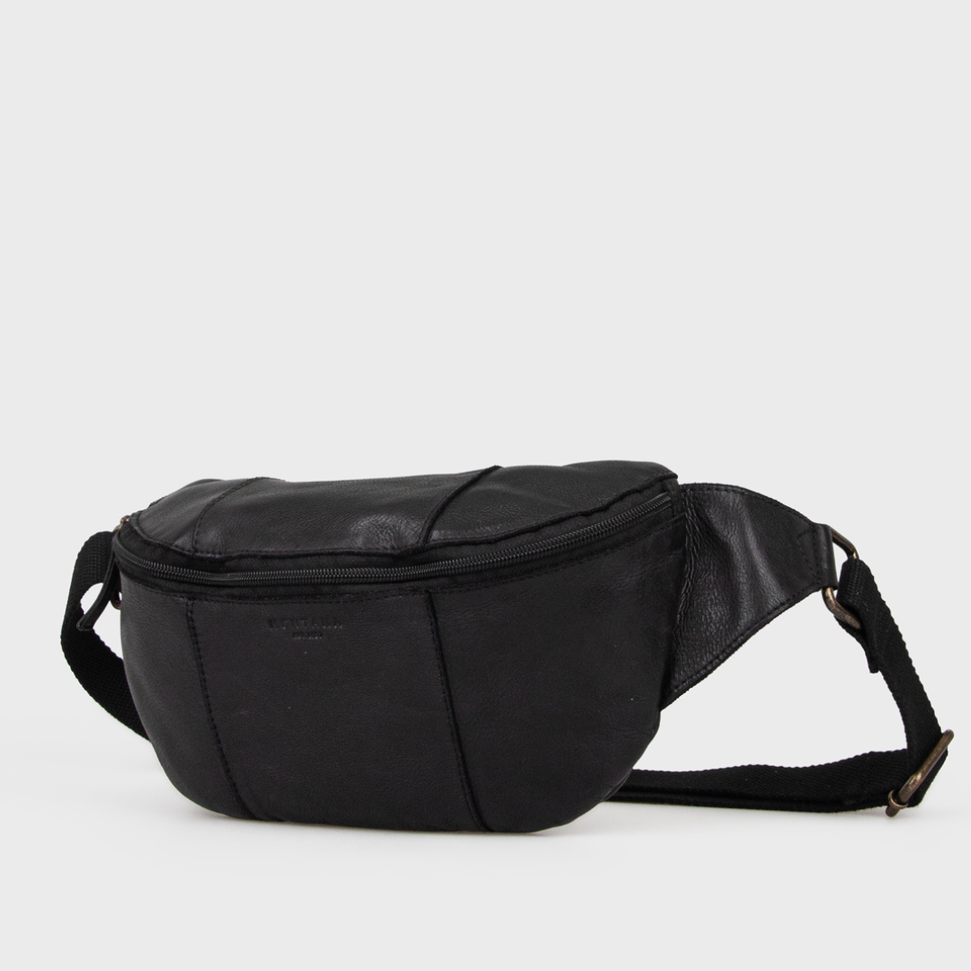Sort bæltetaske i læder med justerbar rem og lynlåslukning