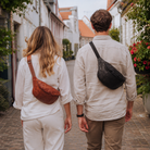 Custer Urban bæltetasker i cognac og sort læder båret som crossbody