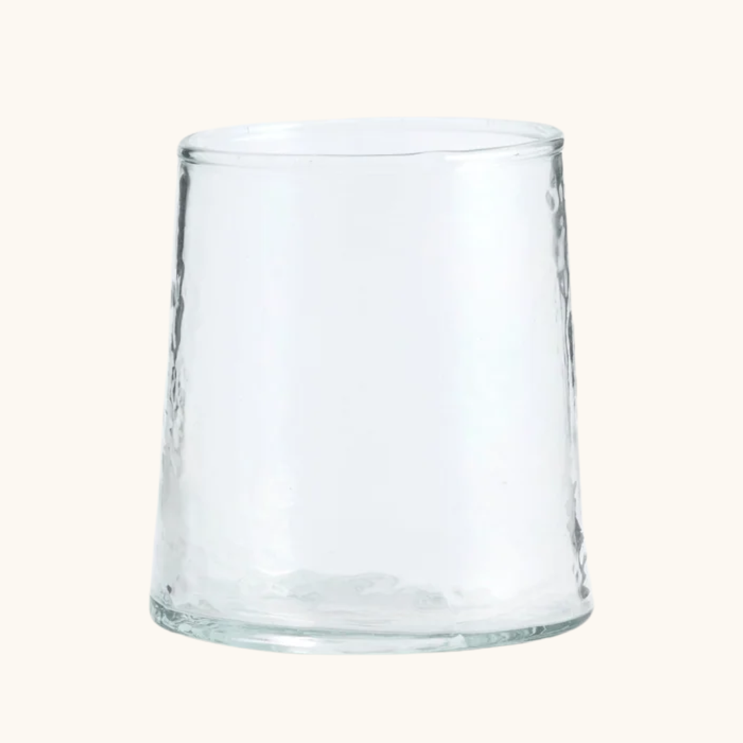 Klart drikkeglas i glas med let hamret overflade og konisk form