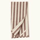 Foldet bomuldsviskestykke med bordeaux og beige lodrette striber