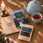 Adventskalender med kraft-kuvert, Morten Korch-novelle og tepose med løs te på træbord