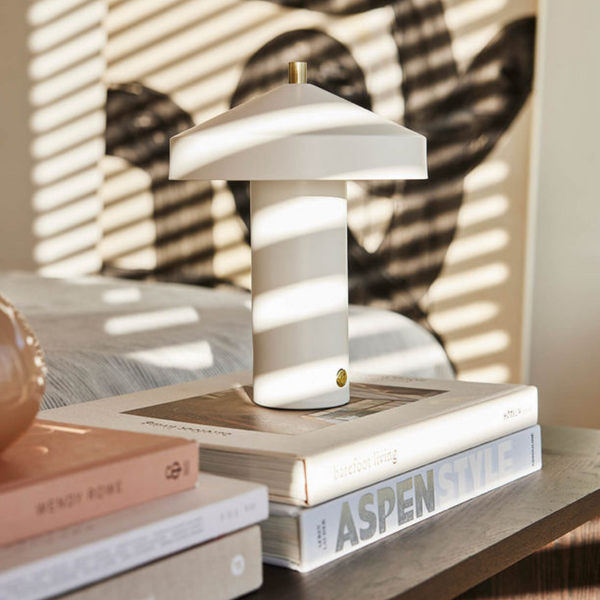 Køb Bordlampe Hatto Lille LED | 899,00 | Fri fragt over 149 kr. | Hurtig levering | Dag til dag levering | OYOY Living Design | Skrivebords lampe, Senge lampe, Hyggelig Lampe, Lampe, Lampe med skærm, Tidsløst design, Læselampe