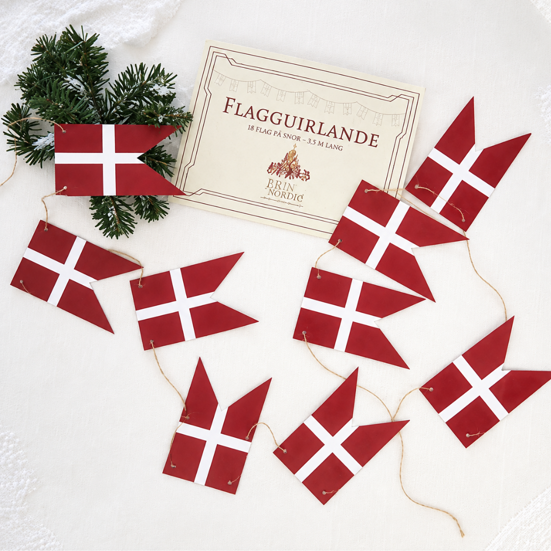 Dannebrog flagguirlande i papir med 18 røde og hvide flag på sisalsnor