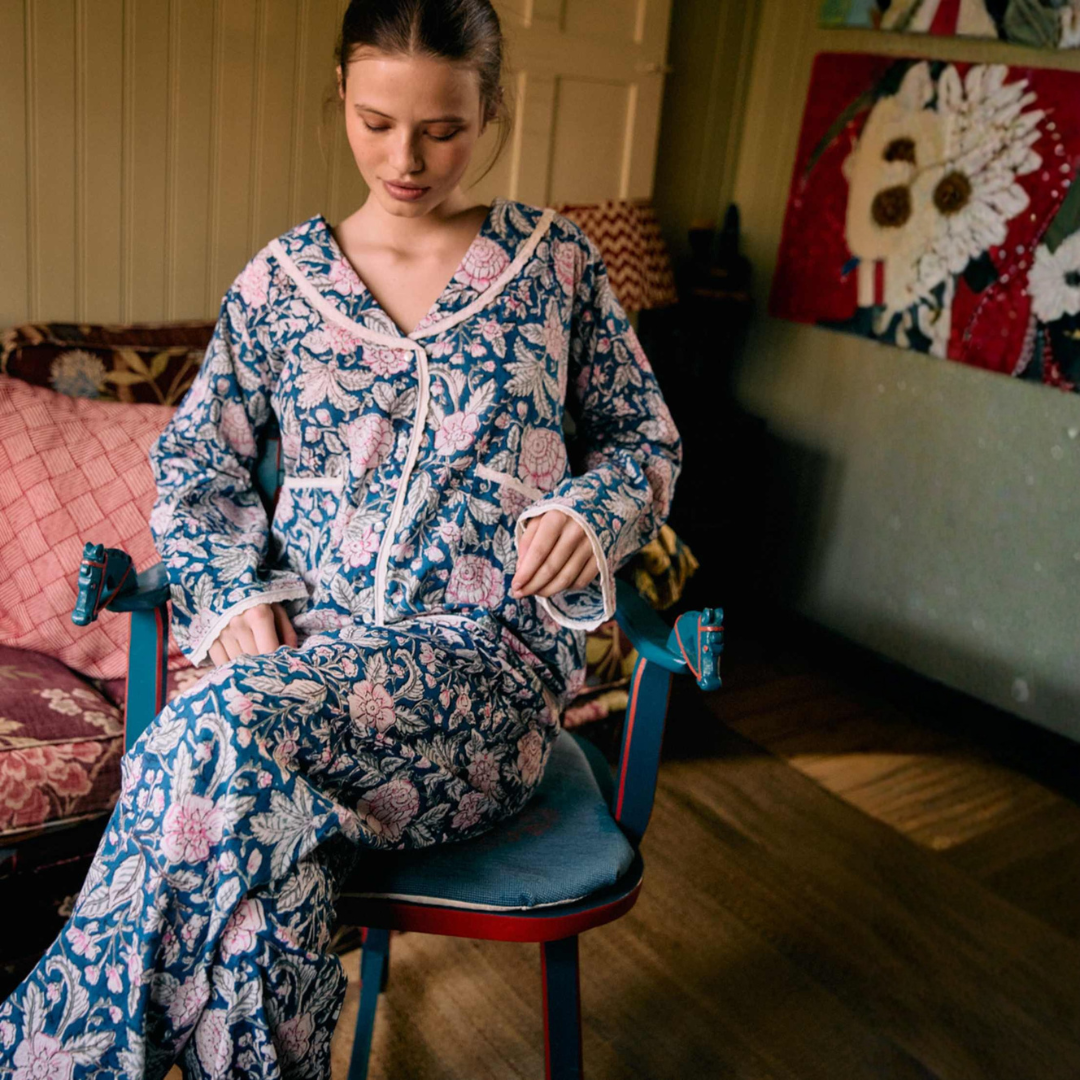 Blåt blomstret pyjamassæt i økologisk bomuld med sjalkrave, knapper og blondekanter