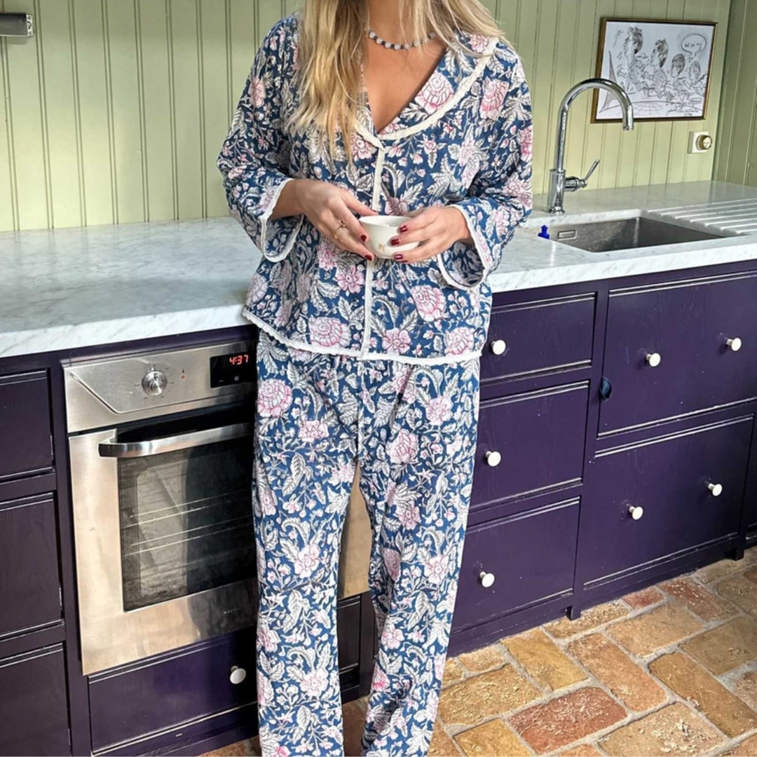 Blåt blomstret pyjamassæt i bomuld med hvid blondekant, lange ærmer og brede bukser