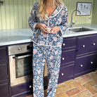 Blåt blomstret pyjamassæt i bomuld med hvid blondekant, lange ærmer og brede bukser