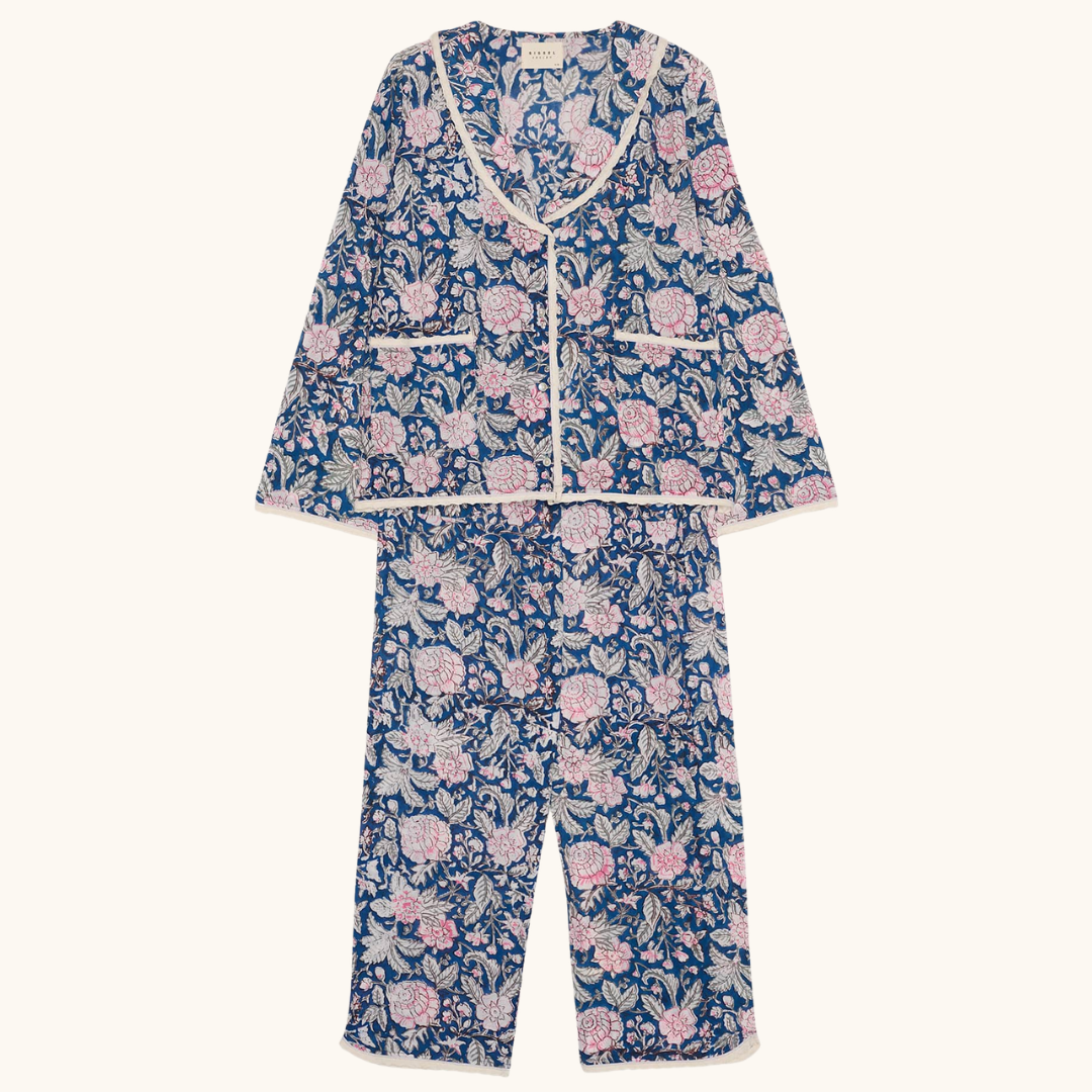 Blåt pyjamassæt i bomuld med lyserødt blomsterprint, hvid kantbånd og knapper foran