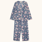 Blåt pyjamassæt i bomuld med lyserødt blomsterprint, hvid kantbånd og knapper foran