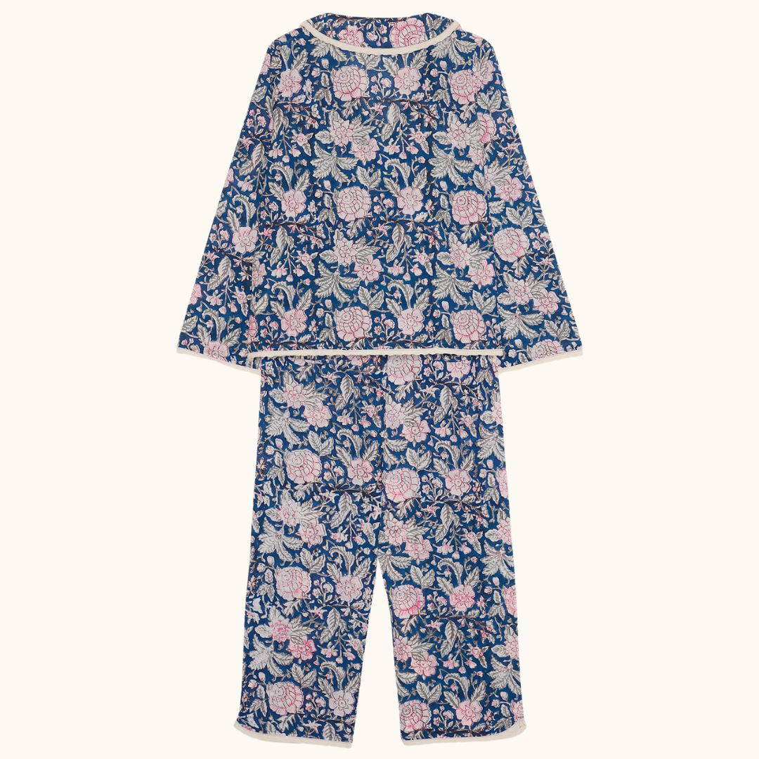 Blåt pyjamassæt i bomuld med lyserødt blomsterprint, sjalkrave og lange ærmer