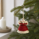 Lille juteengel i rød og natur med flettet kjole og snor, hængt i juletræ