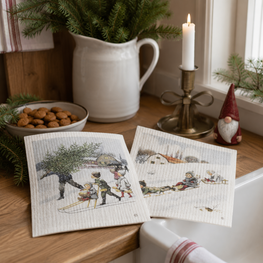 To cremefarvede karklude med Elsa Beskow julemotiver i vinterlandskab