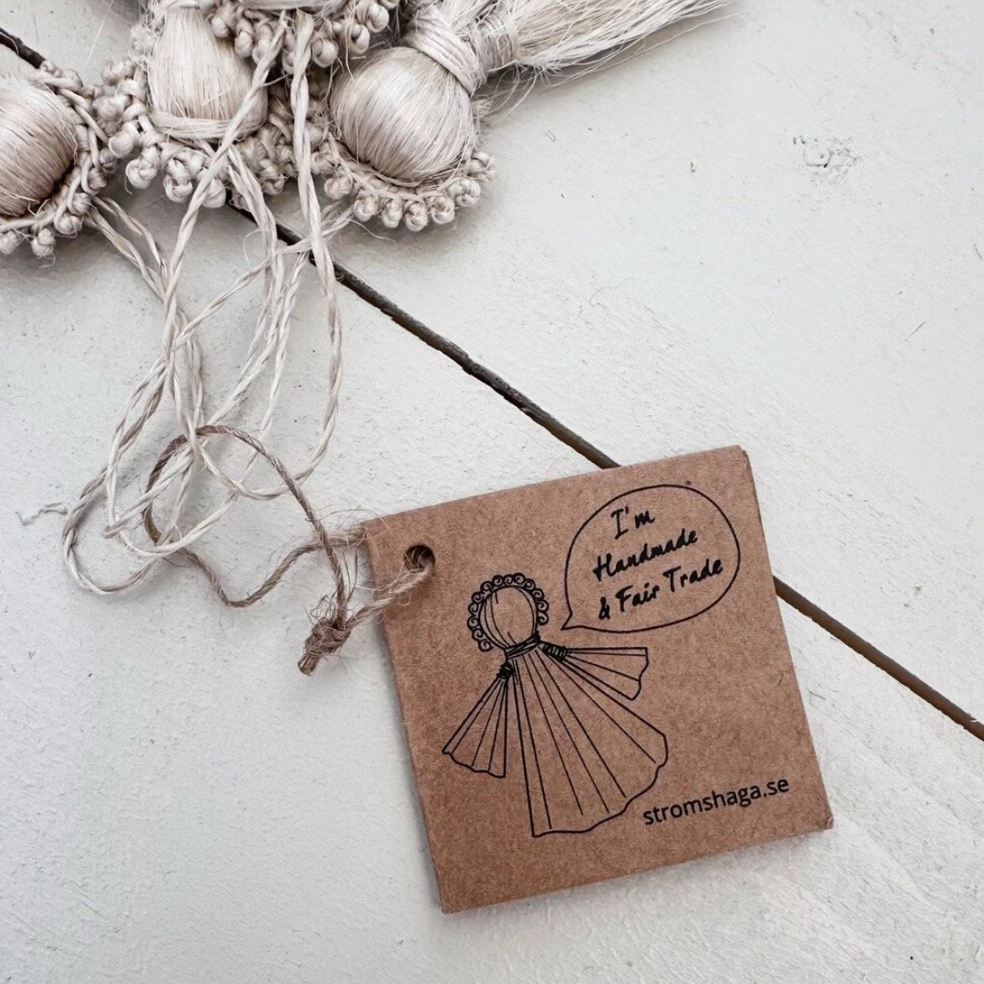 Offwhite juteengel med snor og brun produktmærkat med teksten I'm Handmade & Fair Trade
