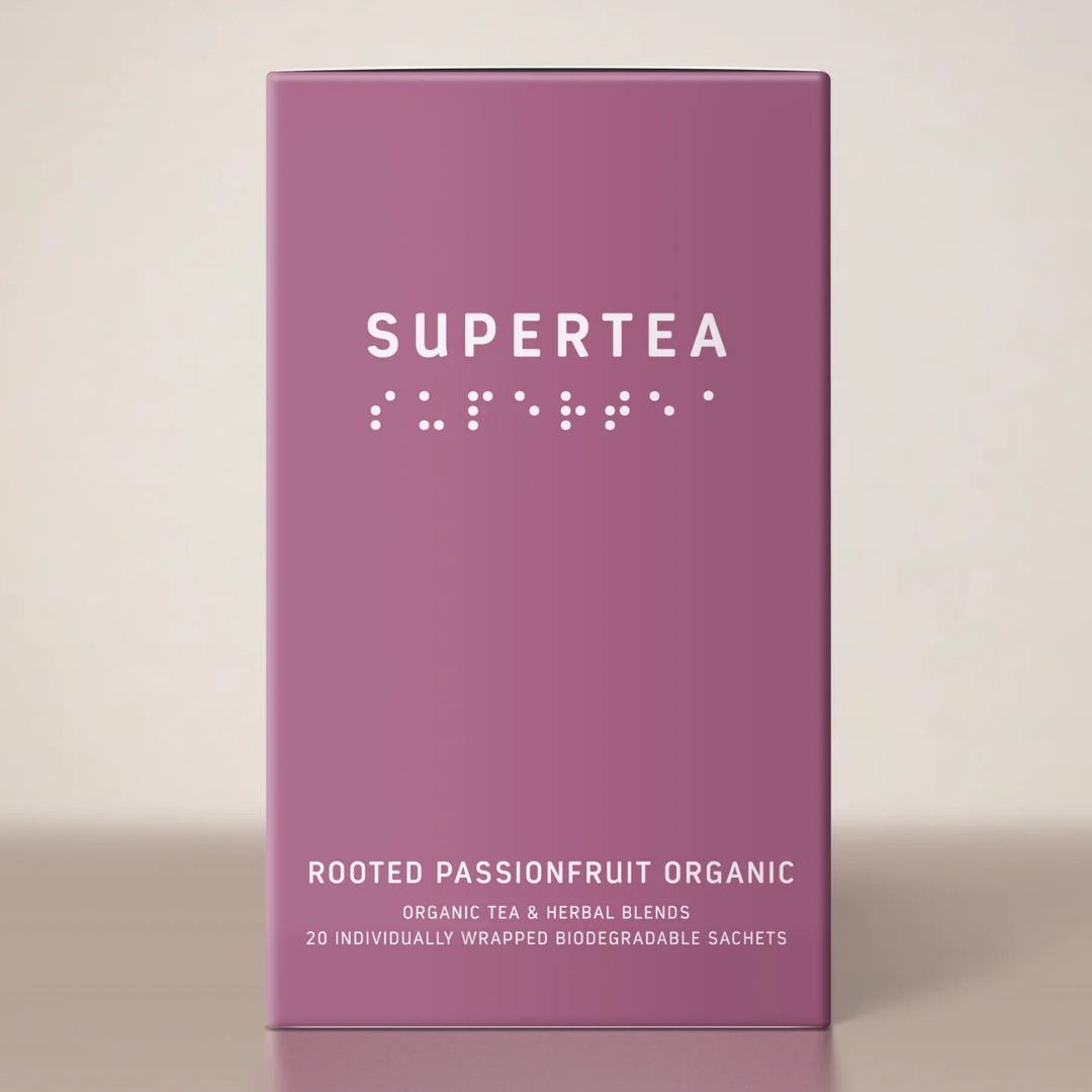 Supertea Rooted Passionfruit Organic teæske i lilla med hvid tekst og brailleskrift, 20 breve