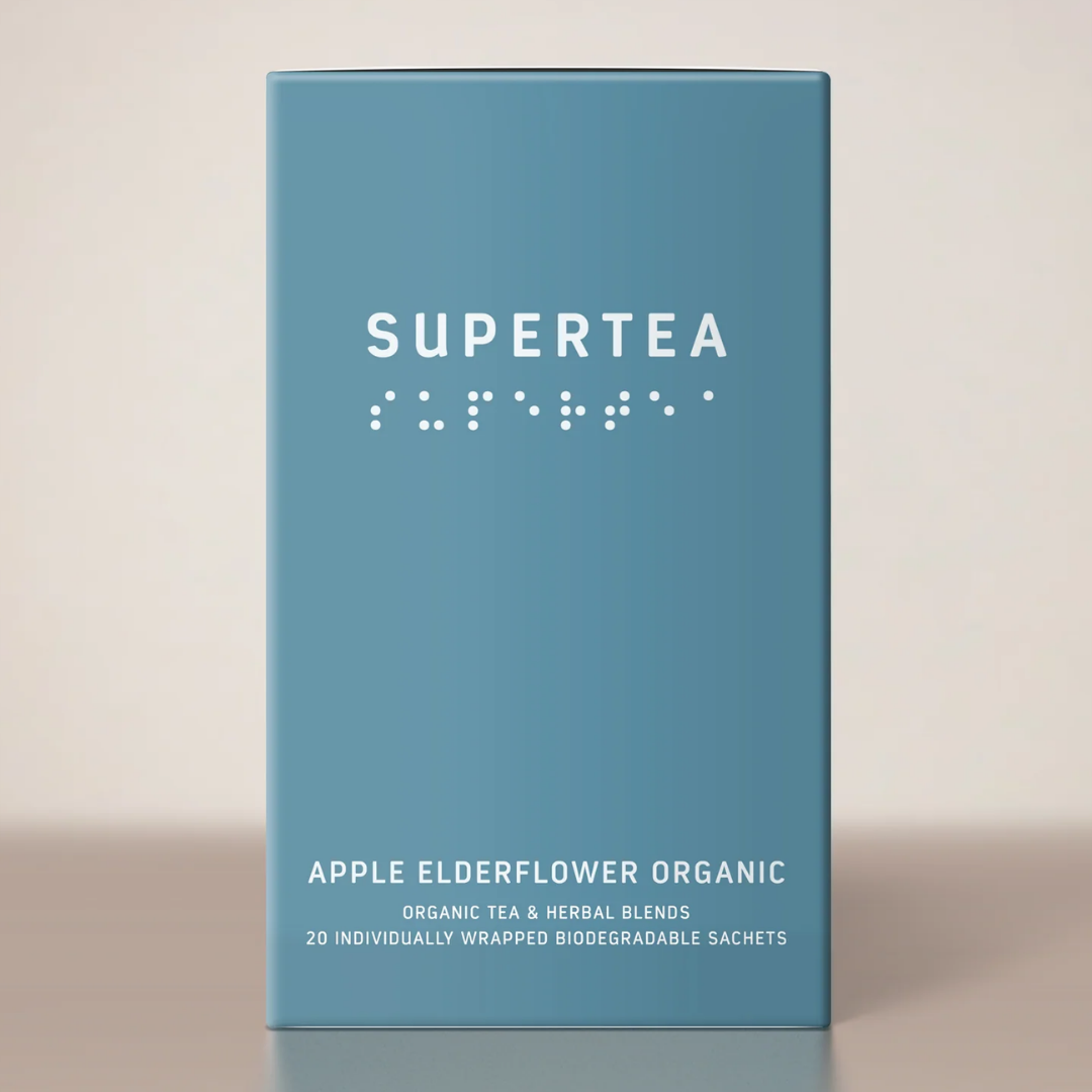 Supertea Apple Elderflower Organic teæske i blå med hvid tekst og brailleskrift, 20 tebreve