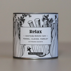 Teministeriet Relax urtete i rund hvid dåse med sort botanisk illustration