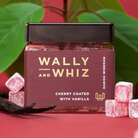 Wally and Whiz vingummi i bordeauxrød bøtte med sort låg, kirsebær og vanilje