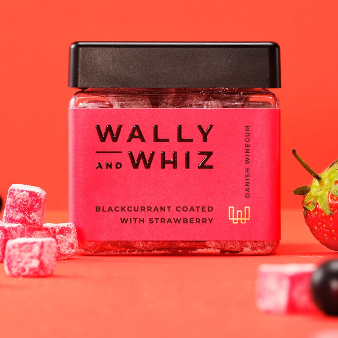 Wally and Whiz vingummi i gennemsigtig bøtte med rød etiket og sort låg, solbær med jordbær
