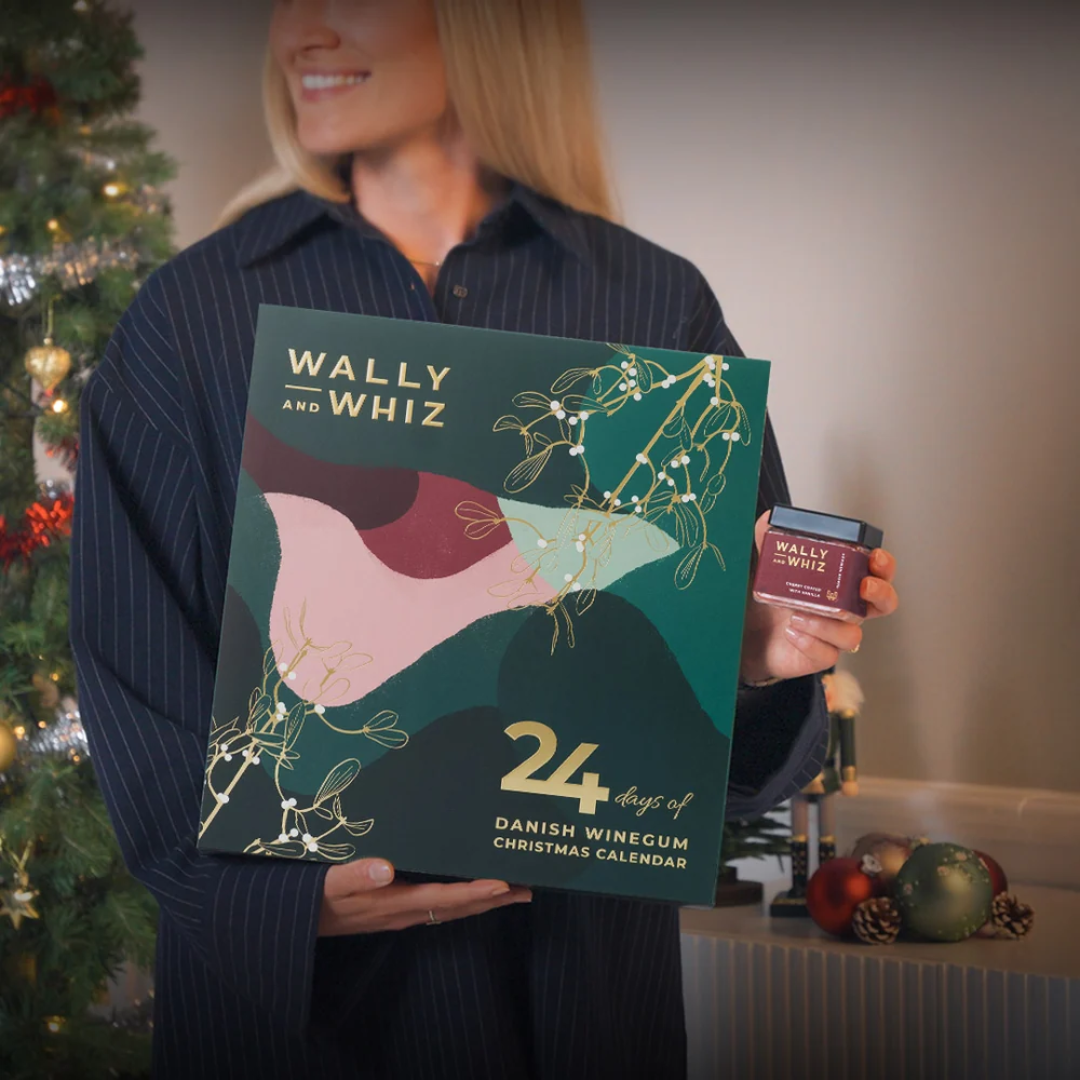 Wally and Whiz vingummi julekalender i mørkegrøn æske med guldtryk og en bordeauxrød bøtte