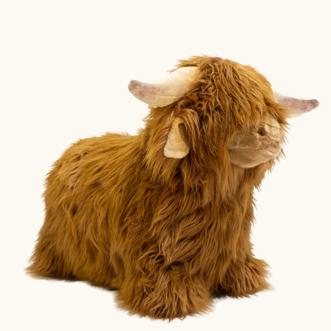 Brun plys hoppedyr formet som en højlandsko med lange brune pelsfibre og horn