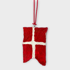 Rødt Dannebrogsflag ophæng i papmaché med hvidt kors og rød ophængsnor