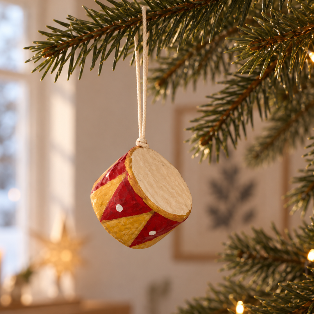 Håndmalet papmaché-tromme juleophæng i rød og guld med snor