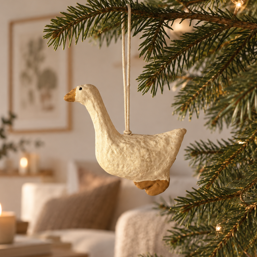 Offwhite håndlavet papmaché-gås som juletræsophæng med snor