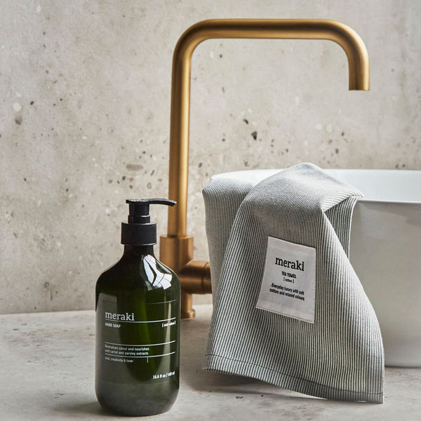 Køb Gaveæske Kitchen essentials / Anti-odour håndsæbe & Viskestykke | 239,95 | Fri fragt over 149 kr. | Hurtig levering | Dag til dag levering | Meraki, Society of Lifestyle | Rengøring, Køkkenrengøring, Gavesæt, 2i1, Giftbox, Gave boks