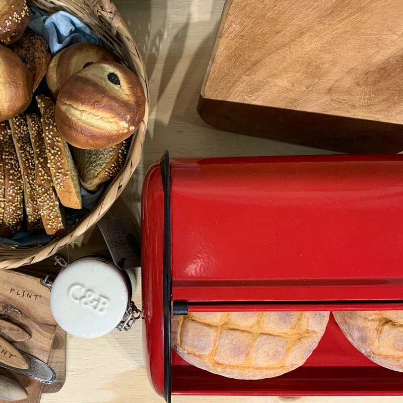 Køb PLINT brødkasse red | findes i flere farver | 229,95 | Dag til dag levering | Retro brødkasse, Gammeldags brødkasse, Beholder, Opbevaring, Brød opbevaring, Brødbox, Brødboks, Brødkurv