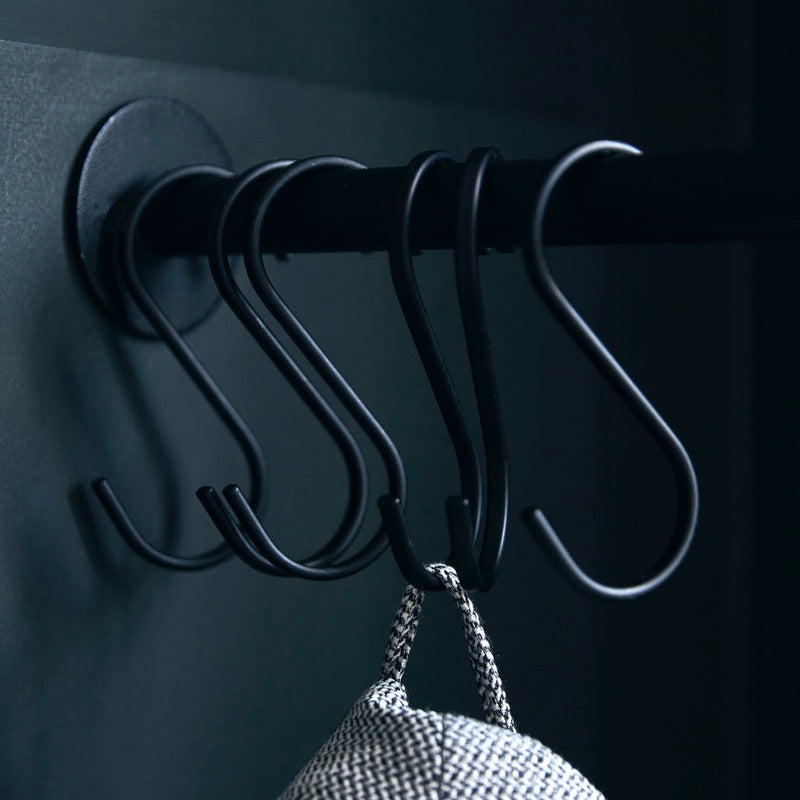 Køb 6 S krog Snap Sort 10 cm | 55,95 | House Doctor, Tøjbøjler, Metal, Jern, Bøjle, Eksklusiv, Knage, Garderobeplads, S-form