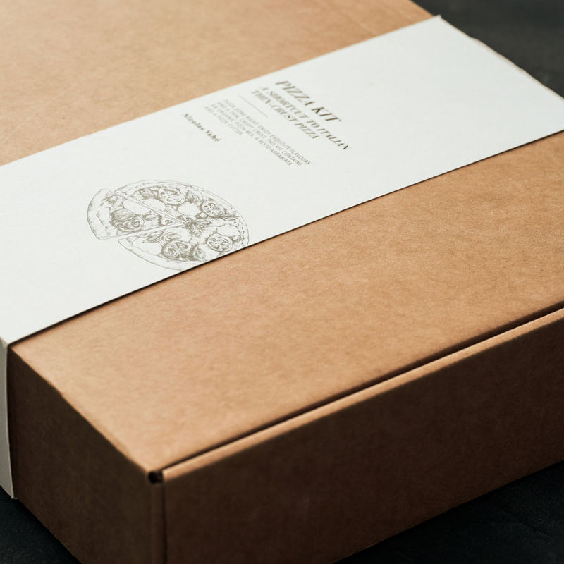Køb Gaveæske Pizzakit - sæt af 3 dele | 189,95 | Fri fragt over 149 kr. | Hurtig levering | Dag til dag levering | Nicolas Vahé, Society of Lifestyle | Gavesæt, 2i1, Giftbox, Gave boks, Pizza, Hjemmelavet, Home Made, Pizzahjul, Pizzaskære, Pizzamel, Økologisk, Melblanding, Tipo 00 mel