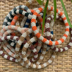 Køb Perlearmbånd farvemix med 2 farver | 149,95 | Dag til dag levering | Nepal armbånd, Hæklet armbånd, Rulle armbånd, Relove & Roses, Aid Trough Trade, Fairtrade
