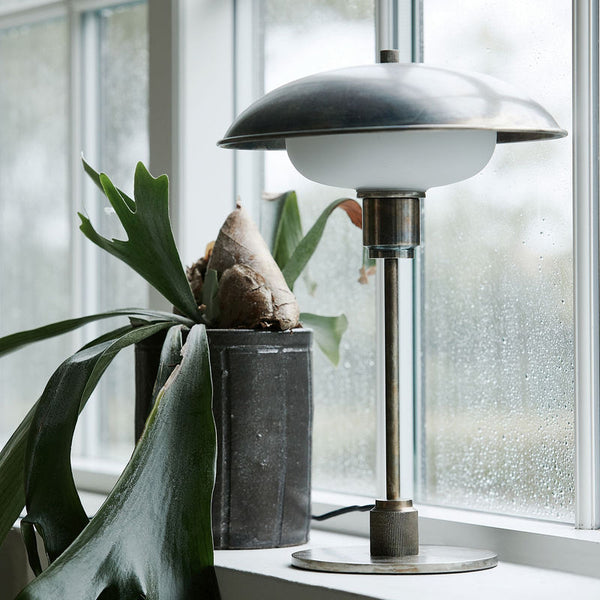 Køb Bordlampe Boston Antik brun | 1.999,00 | Fri fragt over 149 kr. | Hurtig levering | Dag til dag levering | House Doctor, Society of Lifestyle | Skrivebords lampe, Senge lampe, Hyggelig Lampe, Lampe, Lampe med skærm, Tidsløst design, Læselampe