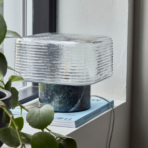 Køb Bordlampe Neat Grøn | 1.999,00 | Fri fragt over 149 kr. | Hurtig levering | Dag til dag levering | House Doctor, Society of Lifestyle | Skrivebords lampe, Senge lampe, Hyggelig Lampe, Lampe, Lampe med skærm, Tidsløst design, Læselampe