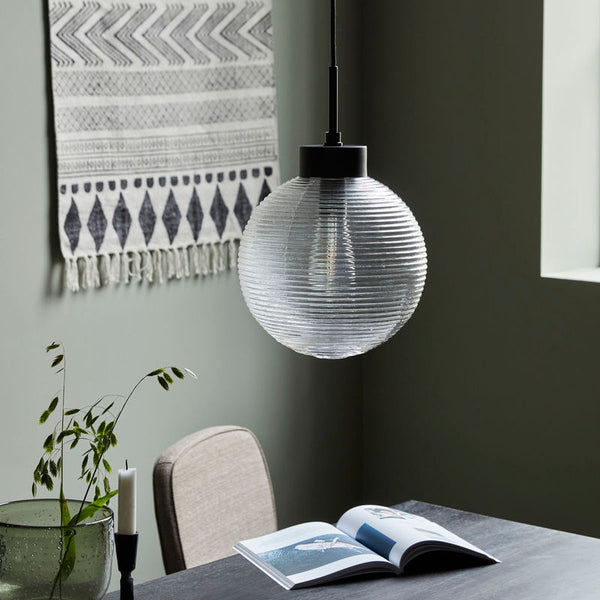 Køb Lampe Gaia Klar - mellem | 1.199,00 | Fri fragt over 149 kr. | Hurtig levering | Dag til dag levering | House Doctor, Society of Lifestyle | Pendel, loftlampe, Køkkenlampe, Spisebordslampe, Tidsløst design, Hængelampe, Glas skærm