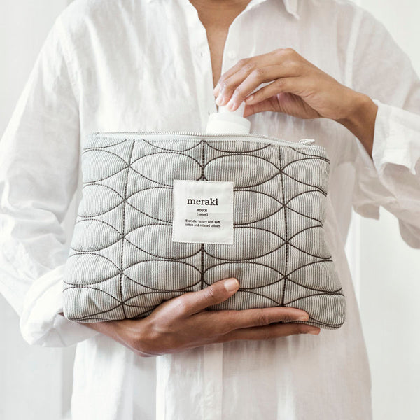 Køb Makeup pung Mentha Lys grå/armygrøn - Stor | 399,00 | Fri fragt over 149 kr. | Hurtig levering | Dag til dag levering | House Doctor, Society of Lifestyle | Etui, Clutch, Taske, Rejse, Toiletsager