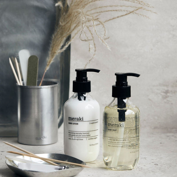 Køb Gaveæske Håndpleje // Simply hand care Tangled Woods - sæt af 2 dele | 199,95 | Dag til dag levering | Meraki, Society of Lifestyle | Bad, Bodywash, Bodylotion, Krop, Creme, Lotion, Gavesæt, 2i1, Giftbox, Gave boks