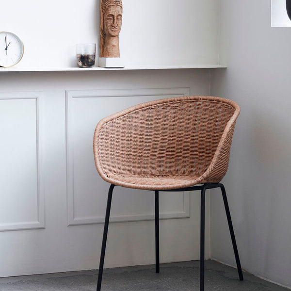 Køb Lænestol Hapur Natur | 1.639,00 | Fri fragt over 149 kr. | Hurtig levering | Dag til dag levering | House Doctor, Society of Lifestyle | Spisestuestol, Kontorstol, Møbel, Stol med armlæn, Flet stol, Stol, Havestol, Kurvestol, Fletstol, PE flet, Jern