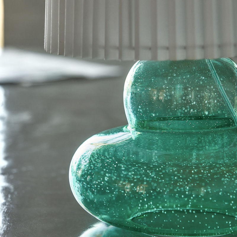 Køb Bordlampe med skærm Ribe Grøn | 1.469,00 | Fri fragt over 149 kr. | Hurtig levering | Dag til dag levering | House Doctor, Society of Lifestyle | Skrivebords lampe, Senge lampe, Hyggelig Lampe, Lampe, Lampe med skærm, Tidsløst design, Læselampe