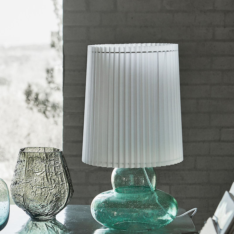 Køb Bordlampe med skærm Ribe Grøn | 1.469,00 | Fri fragt over 149 kr. | Hurtig levering | Dag til dag levering | House Doctor, Society of Lifestyle | Skrivebords lampe, Senge lampe, Hyggelig Lampe, Lampe, Lampe med skærm, Tidsløst design, Læselampe