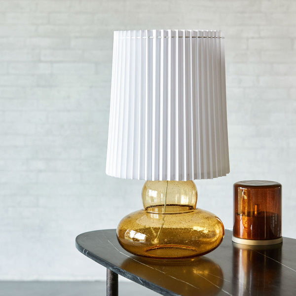 Køb Bordlampe med skærm Ribe Amber | 1.469,00 | Fri fragt over 149 kr. | Hurtig levering | Dag til dag levering | House Doctor, Society of Lifestyle | Skrivebords lampe, Senge lampe, Hyggelig Lampe, Lampe, Lampe med skærm, Tidsløst design, Læselampe