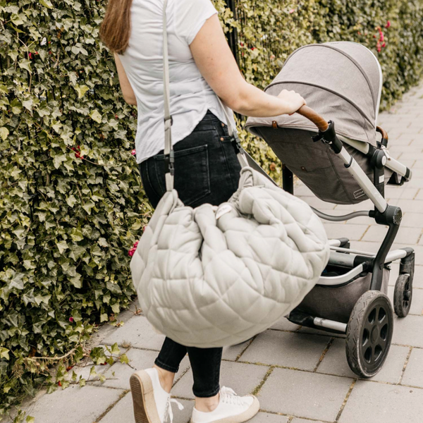 Køb Pusletaske og Babymåtte alt i én Økologisk Bomuld - Meadow Green | 579,00 | Fri fragt over 149 kr. | Hurtig levering | Dag til dag levering | Play&Go | funktionelle 3-i-1, Babymåtte, Opbevaringstaske, Pusletaske, Til baby, Til børn, Legetæppe, Legemåtte, Tæppe, Organic Babymat, Tawny Brown, Meadow green