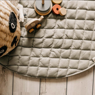 Køb Pusletaske og Babymåtte alt i én Økologisk Bomuld - Meadow Green | 579,00 | Fri fragt over 149 kr. | Hurtig levering | Dag til dag levering | Play&Go | funktionelle 3-i-1, Babymåtte, Opbevaringstaske, Pusletaske, Til baby, Til børn, Legetæppe, Legemåtte, Tæppe, Organic Babymat, Tawny Brown, Meadow green