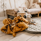 Køb Pusletaske og Babymåtte alt i én Økologisk Bomuld - Meadow Green | 579,00 | Fri fragt over 149 kr. | Hurtig levering | Dag til dag levering | Play&Go | funktionelle 3-i-1, Babymåtte, Opbevaringstaske, Pusletaske, Til baby, Til børn, Legetæppe, Legemåtte, Tæppe, Organic Babymat, Tawny Brown, Meadow green