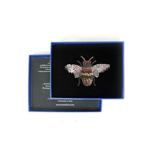 Køb Broche - Honey Bee Brooch Pin | 359,00 | Fri fragt over 149 kr. | Hurtig levering | Dag til dag levering | TROVELORE | Vintage, Håndlavet, Hand made, Førsteklasses materialer, Godt design, Kvalitetsarbejde, Indien