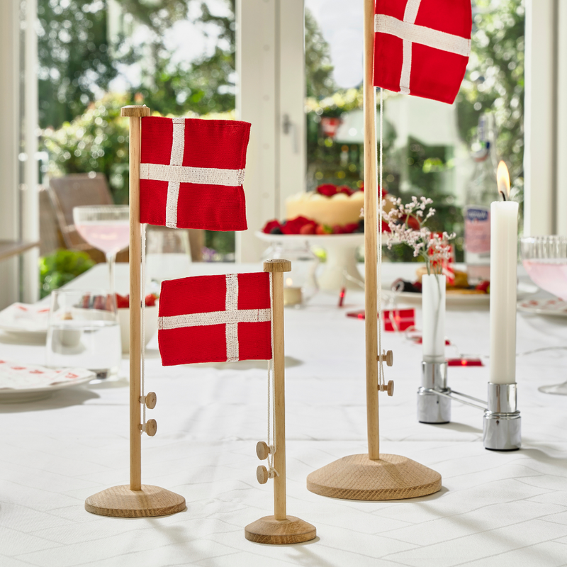 Køb Flagstang med dansk flag Natur Eg | fra 119,95 | Fri fragt over 149 kr. | Flere varianter | Hurtig levering | Dag til dag levering | Celebrate | Flag, Flagstang, Fødselsdagsflag, Borddækning, Fest, Fødselsdagfest, Pynteflag, Fødselsdag