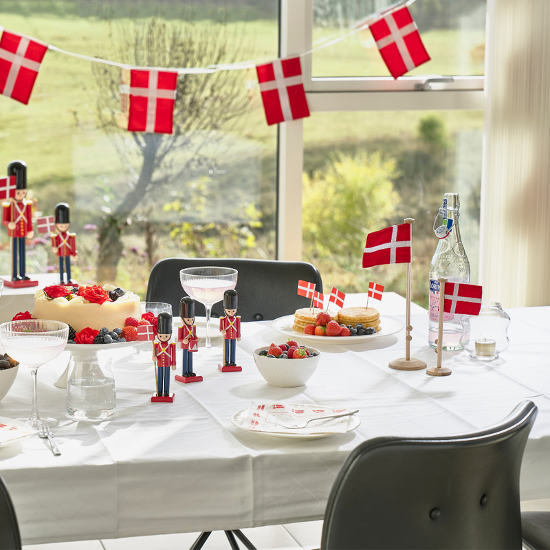 Køb Flagstang med dansk flag Natur Eg | fra 119,95 | Fri fragt over 149 kr. | Flere varianter | Hurtig levering | Dag til dag levering | Celebrate | Flag, Flagstang, Fødselsdagsflag, Borddækning, Fest, Fødselsdagfest, Pynteflag, Fødselsdag