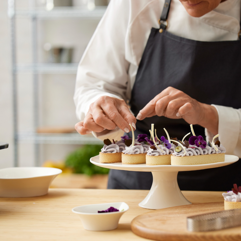 Køb Kagefad i porcelæn hvid | 249,95 |Fri fragt over 149 kr. | Hurtig levering | Dag til dag levering | Mette Blomsterberg, Blomsterbergs | Redskab, Basis, Køkken, Køkkenredskaber, Lagkagefad, Fad på fod