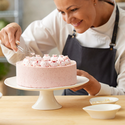 Køb Kagefad i porcelæn hvid | 249,95 |Fri fragt over 149 kr. | Hurtig levering | Dag til dag levering | Mette Blomsterberg, Blomsterbergs | Redskab, Basis, Køkken, Køkkenredskaber, Lagkagefad, Fad på fod