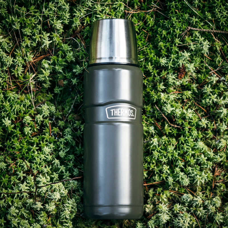 Køb Termoflaske Thermos Army | fra 279,95 | Fri fragt over 149 kr. | Hurtig levering | Dag til dag levering | Thermos | Flaske, Termo, Kaffe, Te, Kande, Madopbevaring, Kande, To go, Flaske med termo, Bæredygtig, rustfrit stål, Kold, Varm, Termokande