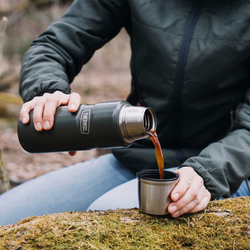 Køb Termoflaske Thermos Army | fra 279,95 | Fri fragt over 149 kr. | Hurtig levering | Dag til dag levering | Thermos | Flaske, Termo, Kaffe, Te, Kande, Madopbevaring, Kande, To go, Flaske med termo, Bæredygtig, rustfrit stål, Kold, Varm, Termokande